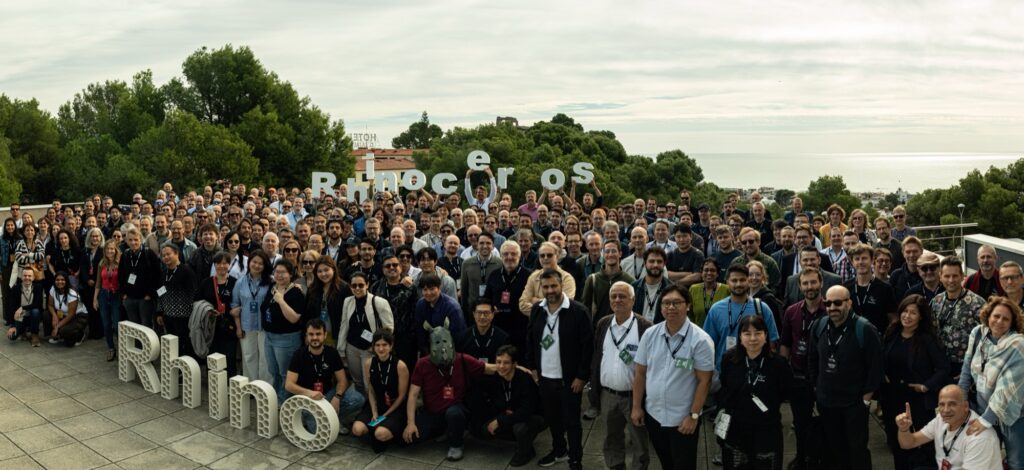 Foto de grupo de los asistentes a Rhino World 2026 con las letras de Rhino