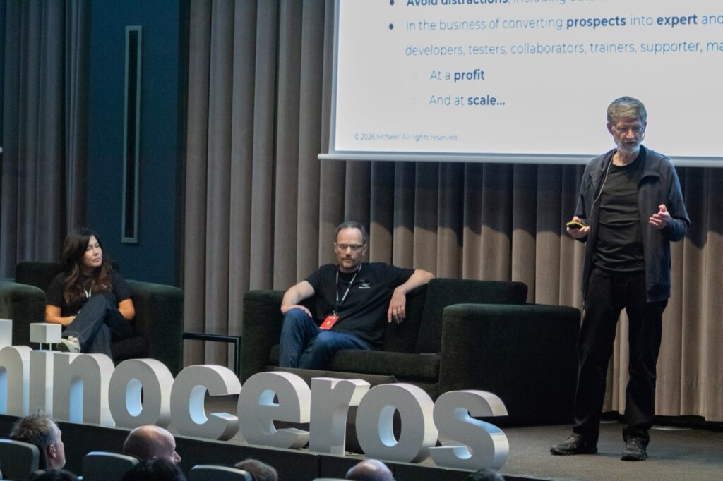Ponente en el escenario de Rhino World 2026 junto a las letras de Rhinoceros